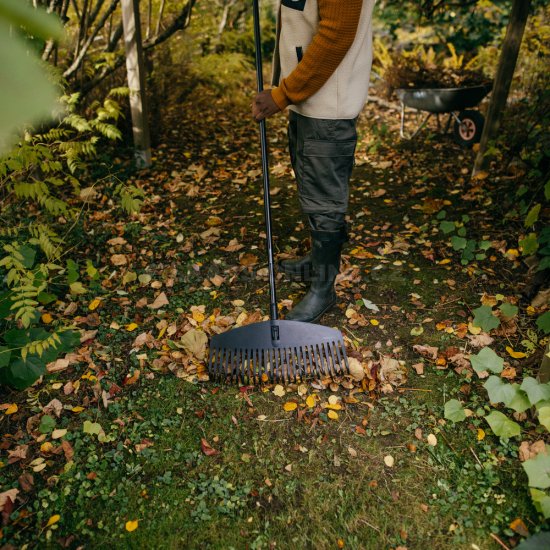 Široké hrable na lístie s násadou Fiskars Solid
