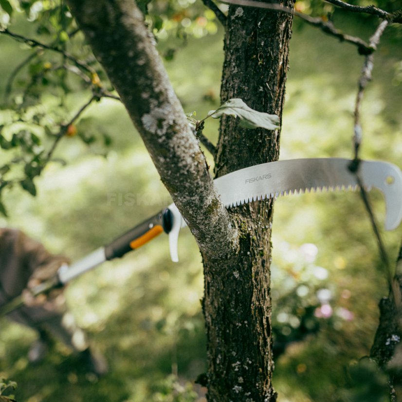 Zahnutá prořezávací pila na větve Fiskars OneClick