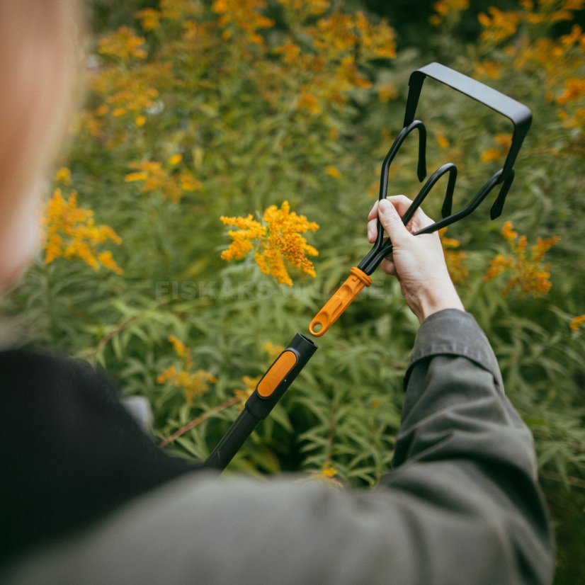 Kultivátor s motyčkou Fiskars OneClick