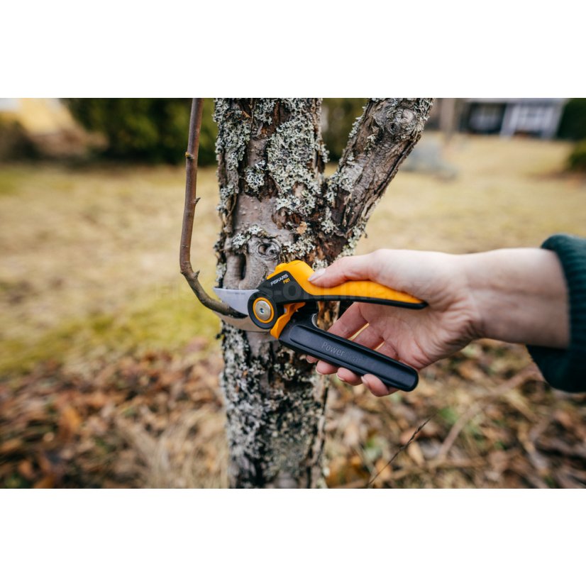 Dvoučepelové zahradní nůžky Fiskars X-series P921 (M)