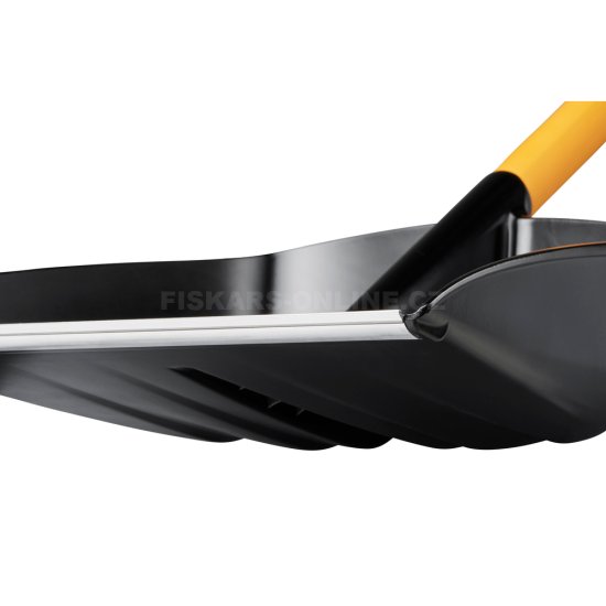 Lopata na sneh Fiskars X-series