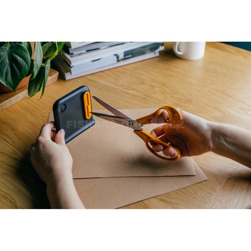 Ostřič nůžek Clip-Sharp™ Fiskars