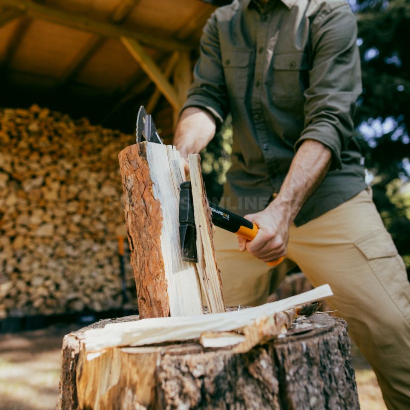 Set sekera Fiskars X14 + ostřič Xsharp