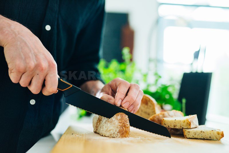 Nůž na chléb Fiskars Edge