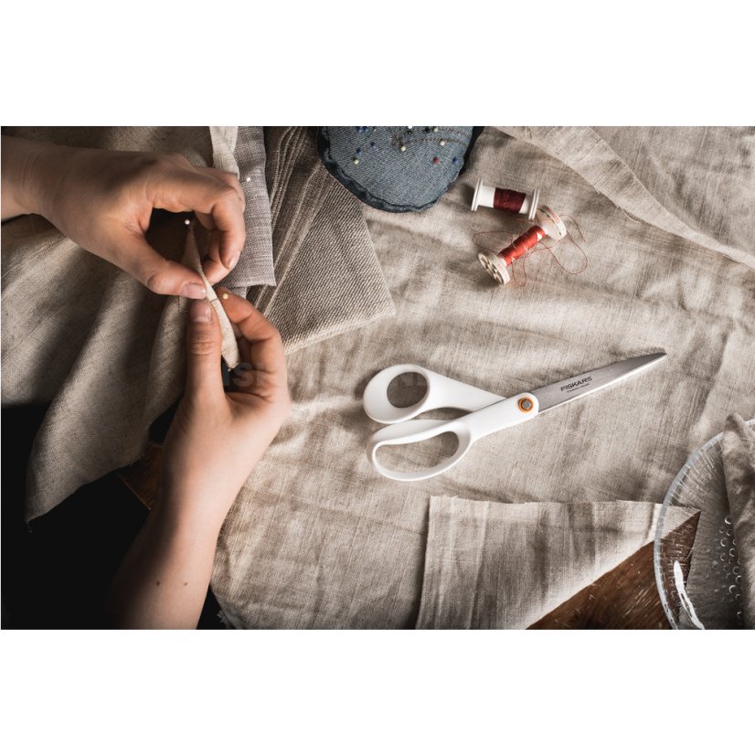 Nůžky Fiskars Functional Form™ 21 cm bílé