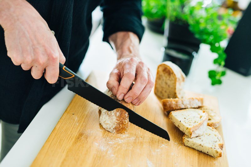 Nůž na chléb Fiskars Edge