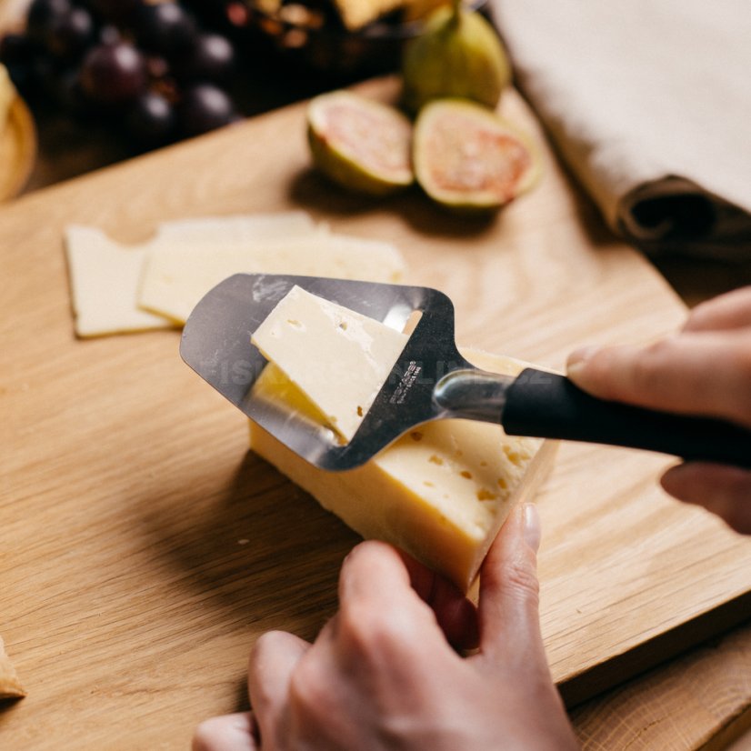 Plátkovač na tvrdý sýr Fiskars Essential