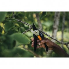 Dvoučepelové zahradní nůžky Fiskars Solid P121