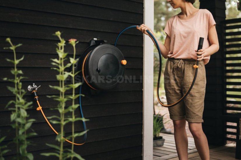 Buben s hadicí L Fiskars Solid 1/2" dosah 31,5 m