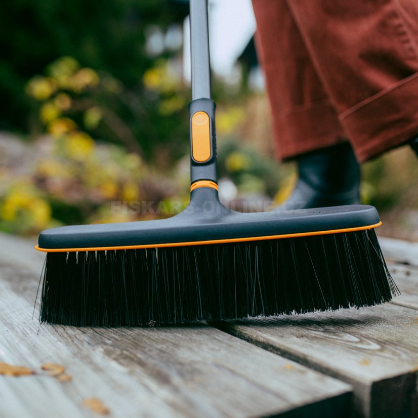 Široké koště Fiskars OneClick