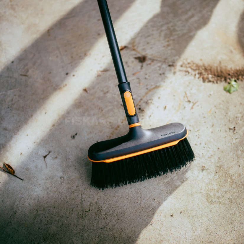 Střední koště Fiskars OneClick