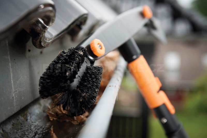 Set čistič okapů s velkou teleskopickou násadou Fiskars QuikFit