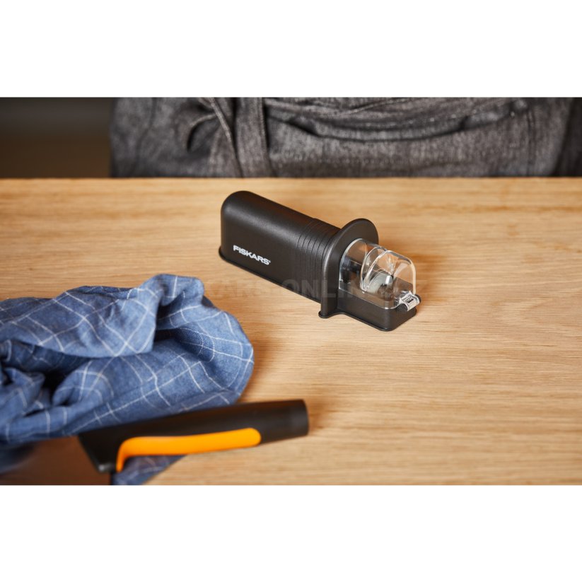 Ostřič nožů Fiskars  Roll-Sharp™ černý