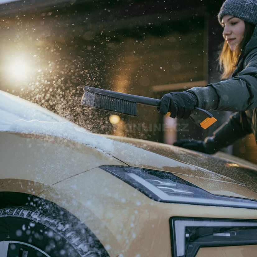 Škrabka na led se smetáčkem Fiskars Solid