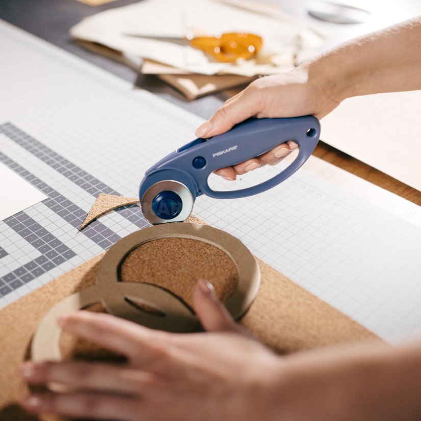 Řezací kolečko na látku Fiskars 45 mm modré