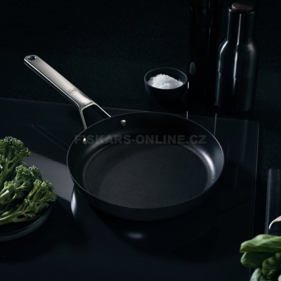 Panvica Fiskars Taiten 24 cm