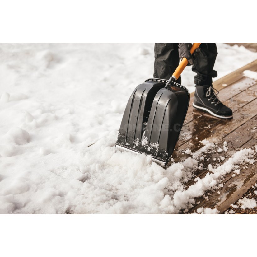 Lopata na sníh Fiskars X-series