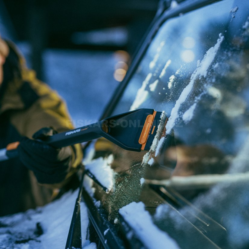 Teleskopická škrabka s otočným smetáčkem Fiskars X-series™