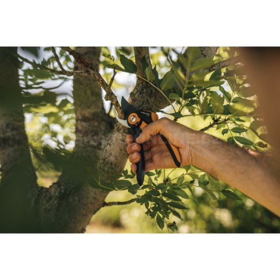 Dvoučepelové zahradní nůžky Fiskars Plus P541