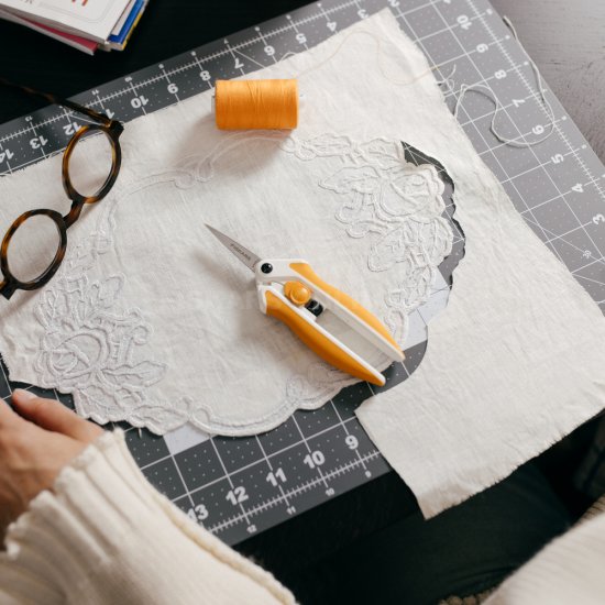 Vyšívací pružinové nůžky Fiskars EasyAction™ MicroTip