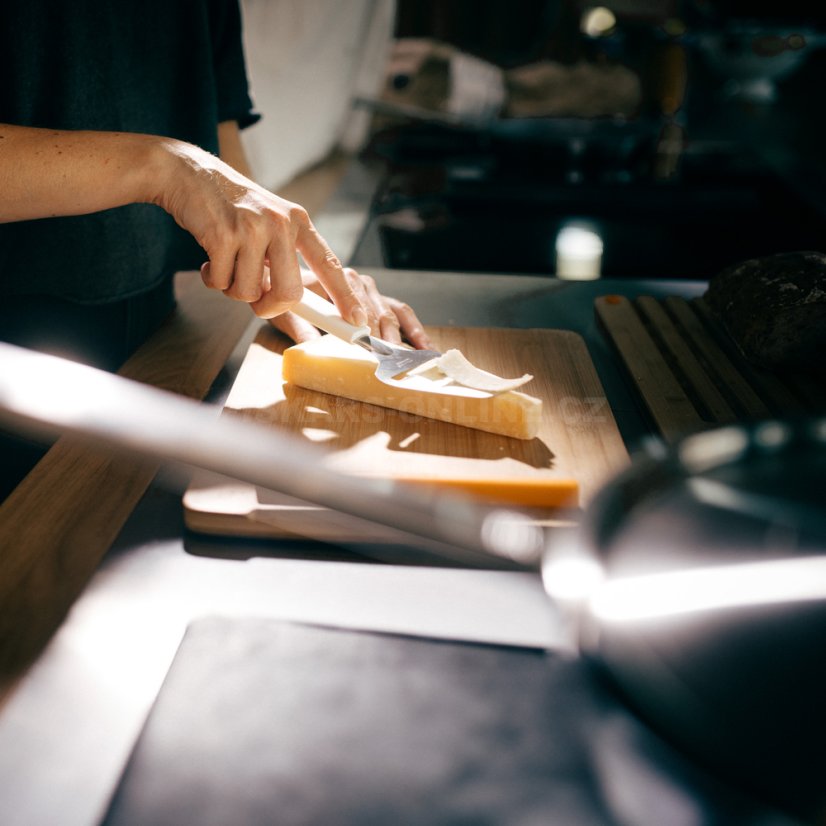 Plátkovač na tvrdý sýr Fiskars Functional Form