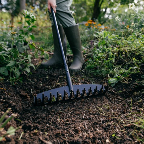 Univerzálne hrable s násadou Fiskars Solid