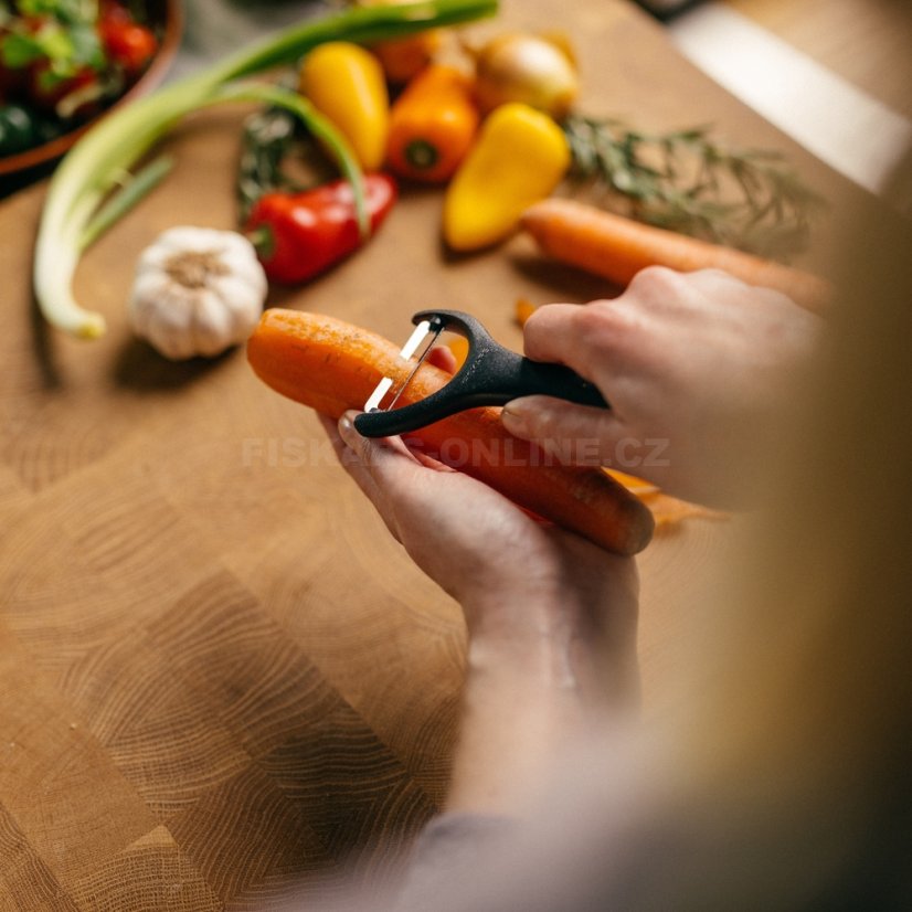 Škrabka na zeleninu Fiskars Essential