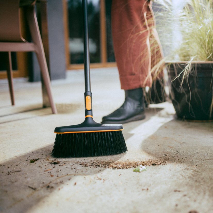 Střední koště Fiskars OneClick