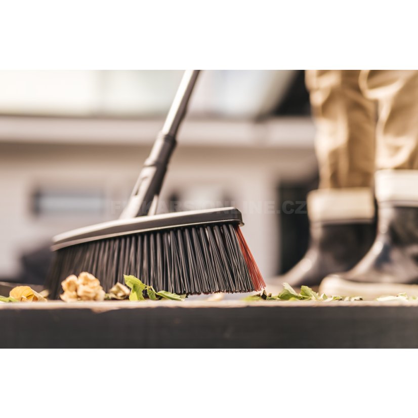 Univerzální koště Fiskars Solid M