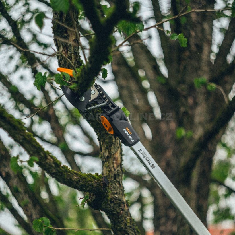 Univerzální teleskopické zahradní nůžky Fiskars UPX86