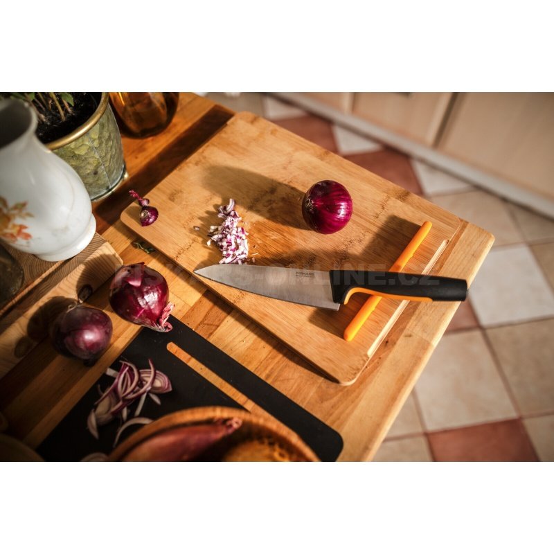Střední kuchařský nůž Fiskars Functional Form™ 17cm