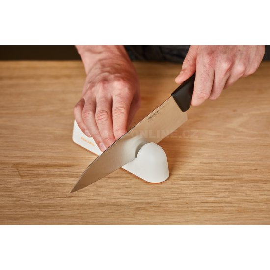 Ostrič nožov Fiskars Roll-Sharp™ biely