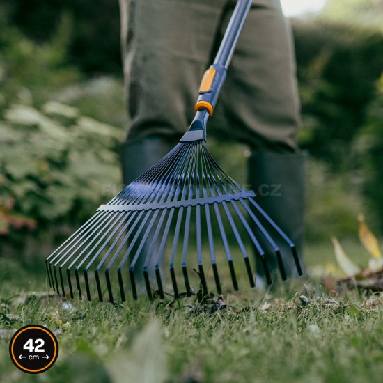 Kovové hrábě na listí Fiskars OneClick