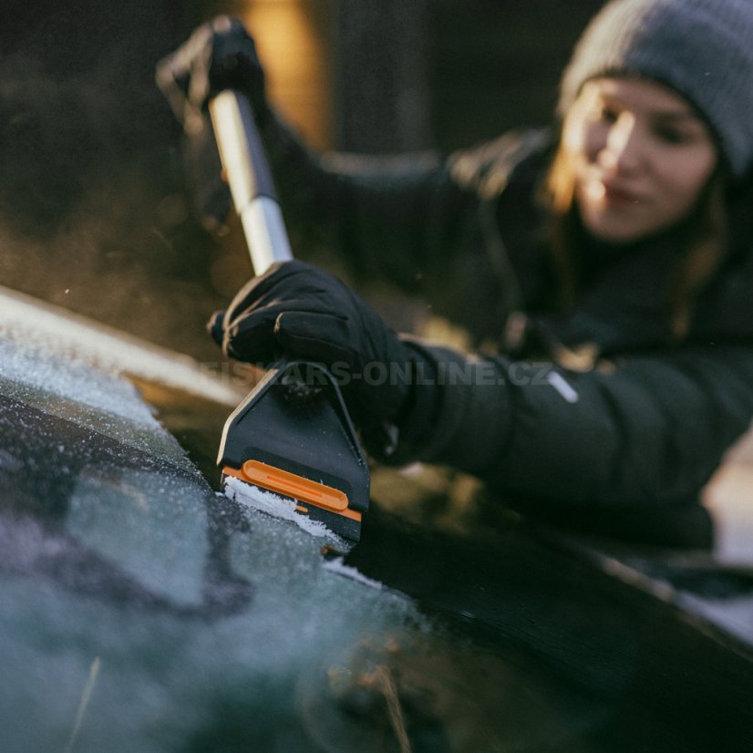Škrabka na led se smetáčkem Fiskars Plus 76 cm