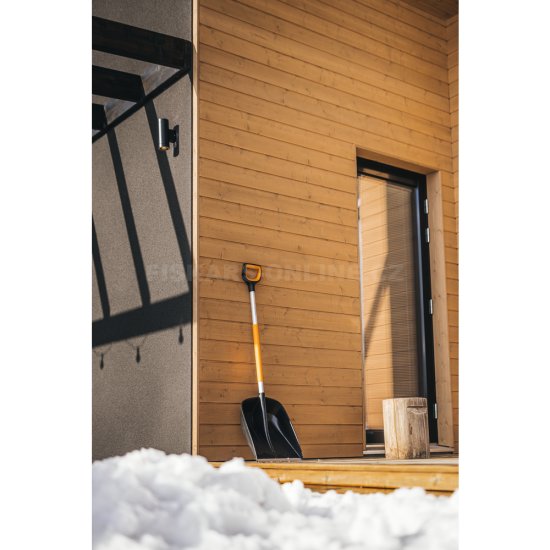 Lopata na sneh Fiskars X-series