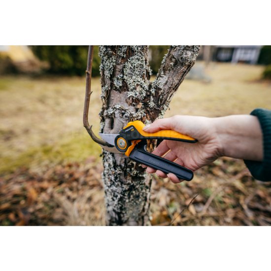Dvoučepelové zahradní nůžky Fiskars X-series P921 (M)