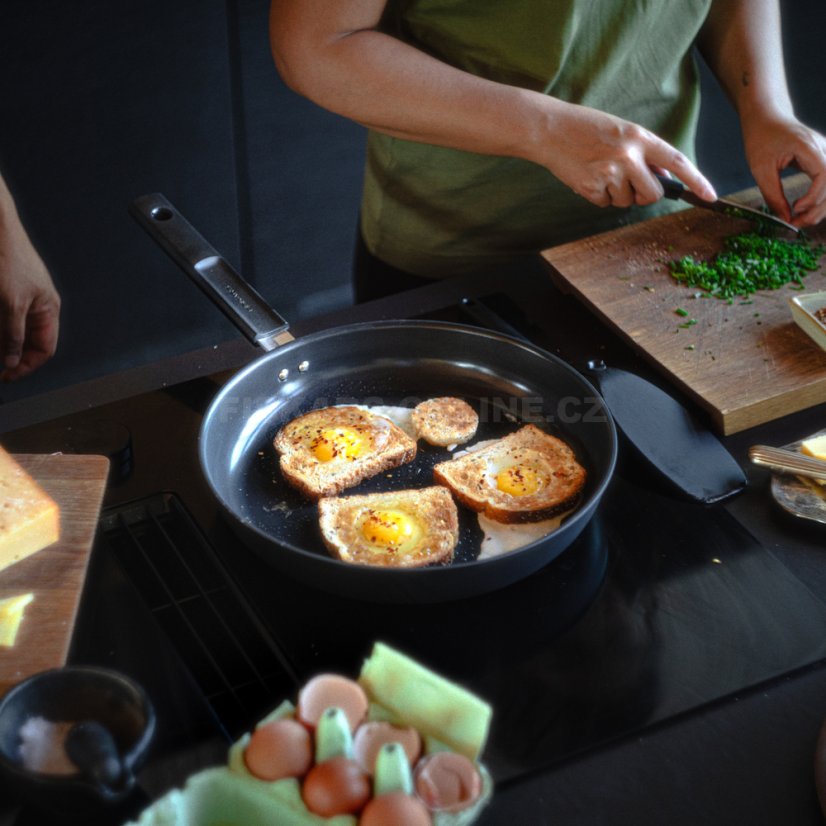 Pánev Fiskars Hard Face 30 cm