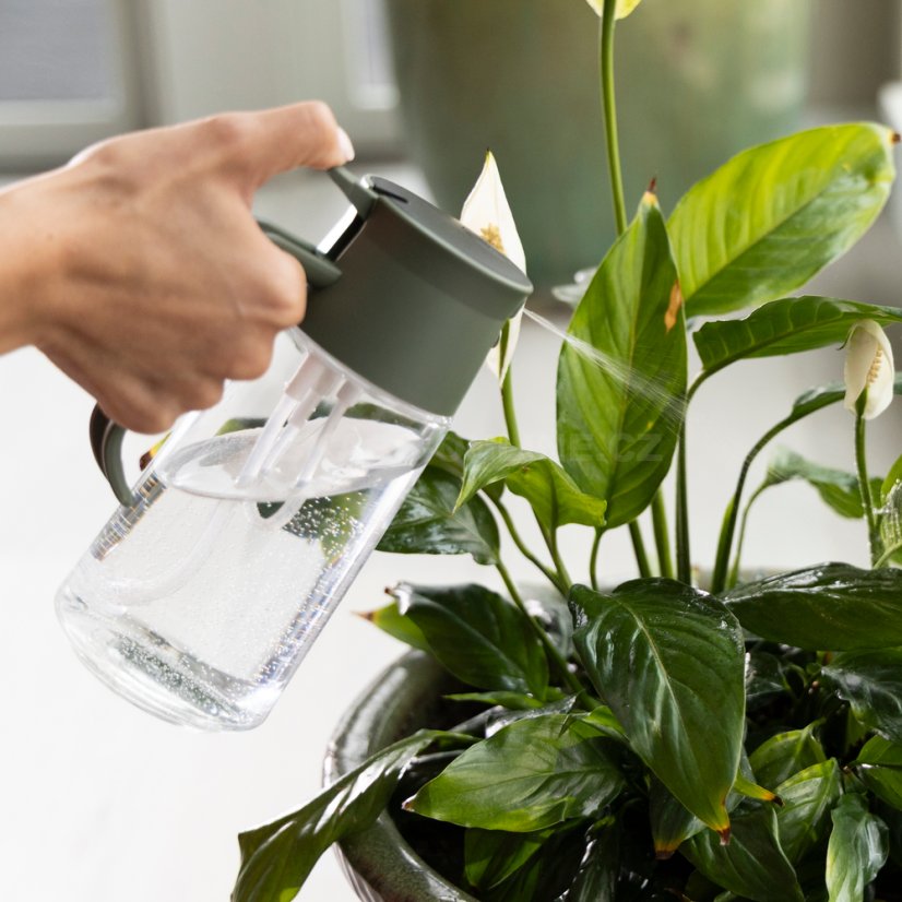 Karafa na zalévání a vlhčení