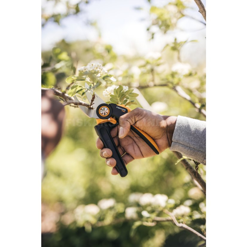 Dvoučepelové zahradní nůžky Fiskars X-series P961 (L)