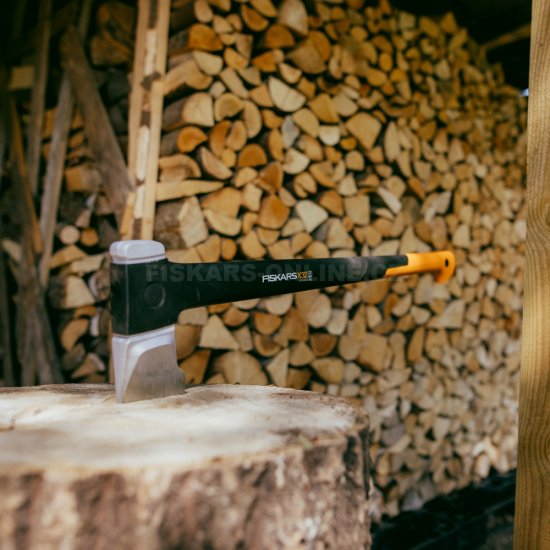 Set štípací sekera Fiskars X32 + skládací pila
