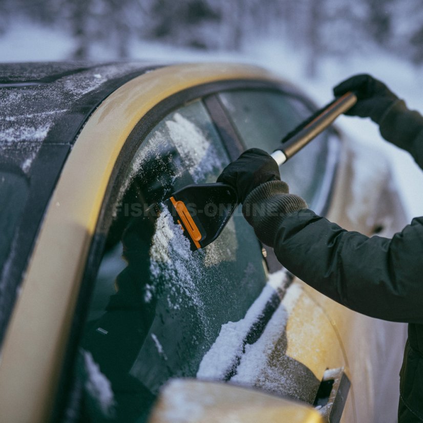 Škrabka na led se smetáčkem Fiskars Plus 63 cm