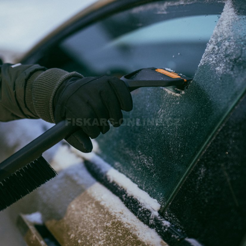 Škrabka na led se smetáčkem Fiskars Solid