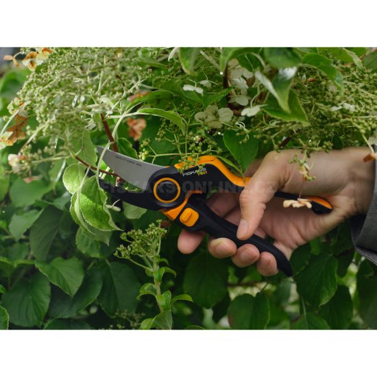 Dvojčepeľové záhradné nožnice Fiskars DualAction P981