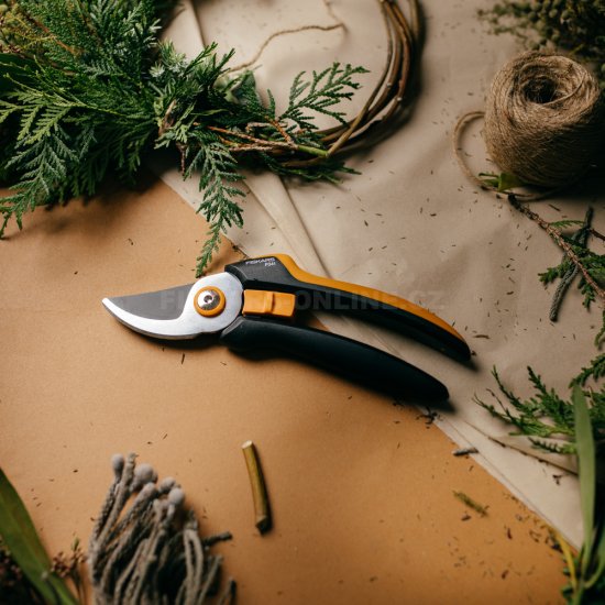 Dvojčepeľové záhradné nožnice Fiskars Solid P341
