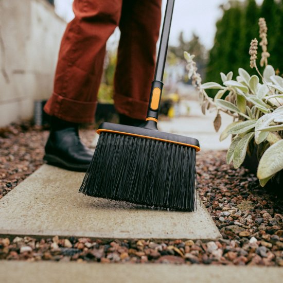 Úzké koště Fiskars OneClick