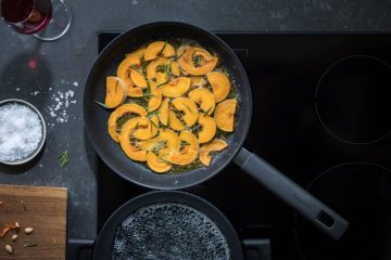 Vyprážanie čiže fritovanie na panviciach av hrncoch Fiskars