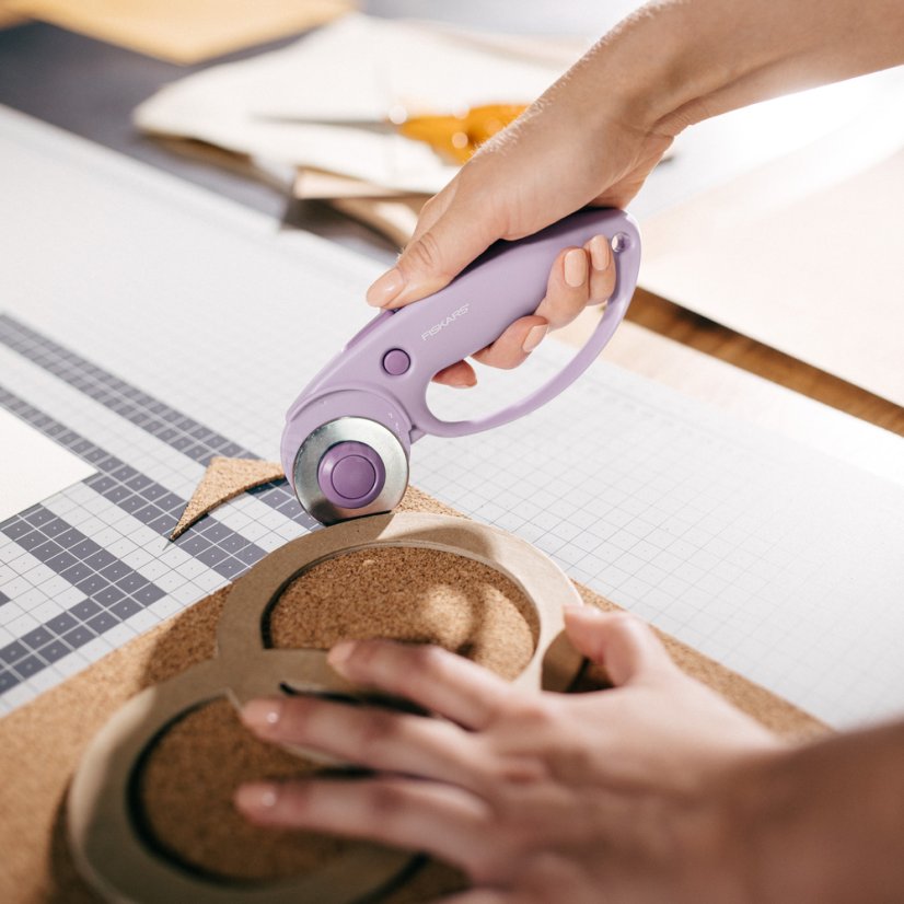 Řezací kolečko na látku Fiskars 45 mm fialové