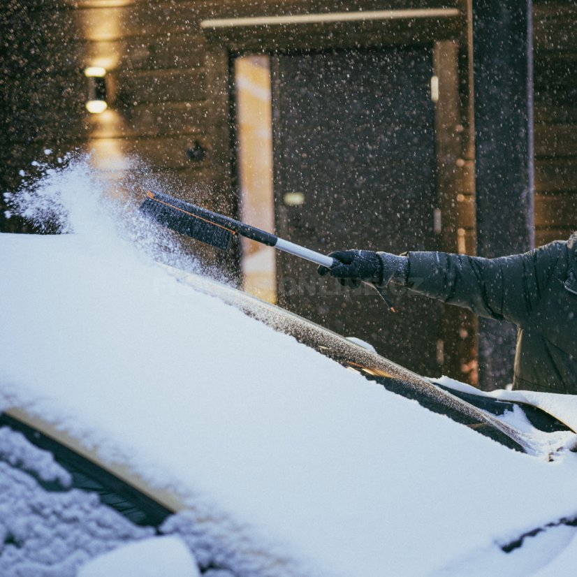 Škrabka na led se smetáčkem Fiskars Plus 76 cm