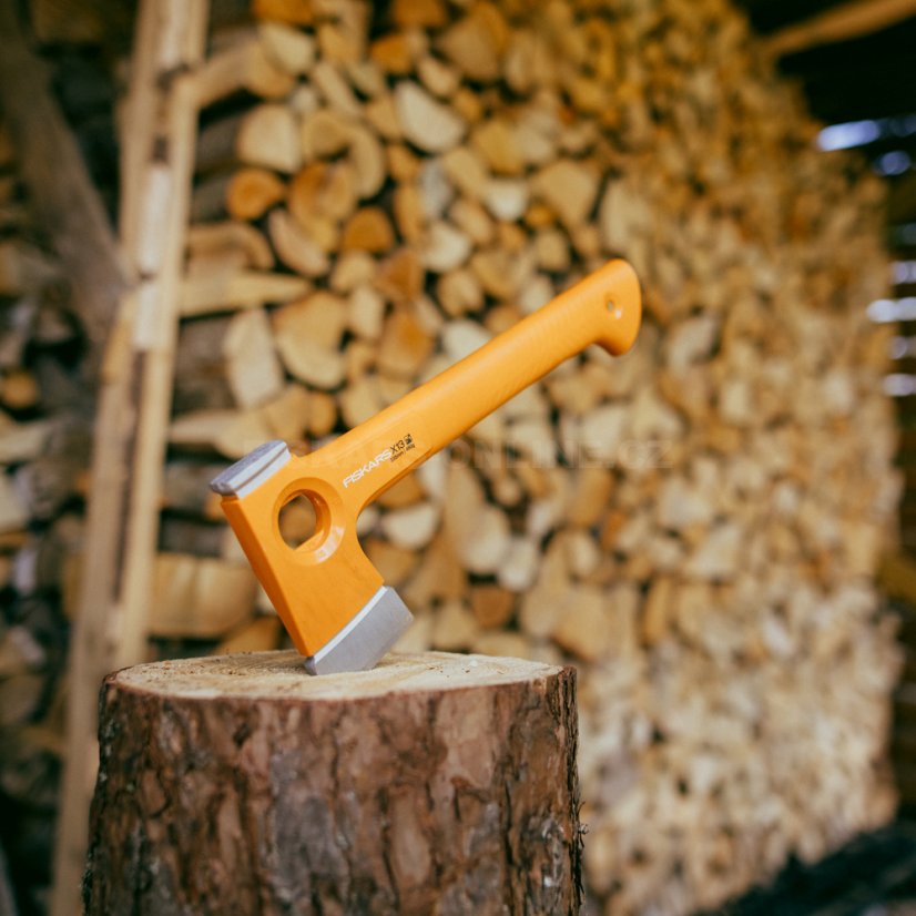 Univerzální lehká sekera Fiskars (XS) X13