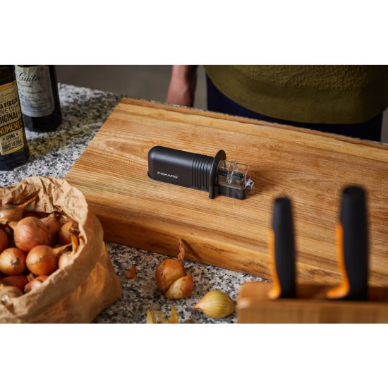 Ostrič nožov Fiskars Roll-Sharp™ čierny